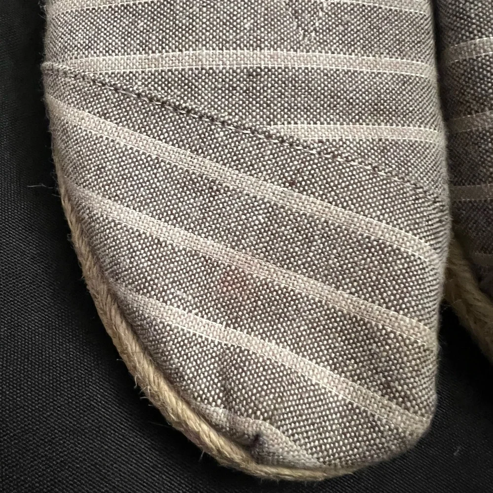 Toms-Beige stripe w/Rope bottom- Size:7, Pre-Owned, Small red spot on‎ top.